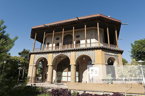 Pavillon Tschehel Sotun oder Vierzigsäulenpalast  Kalligraphisches Museum  Qazvin  Iran