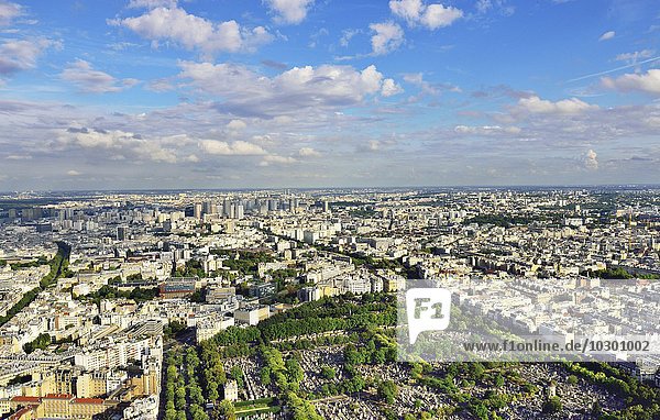 Ausblick von Aussichtsplattform Tour de Montparnasse auf Cimentiere de Montparnasse und den Osten der Stadt  Paris  Ile de France  Frankreich  Europa