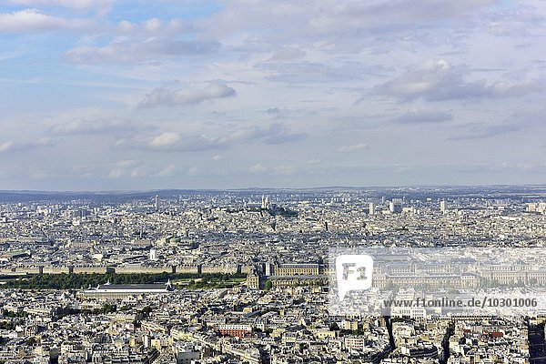Ausblick von Aussichtsplattform Tour de Montparnasse auf Cimentiere de Montparnasse und die Innenstadt mit Louvre und Montmatre  Paris  Ile de France  Frankreich  Europa