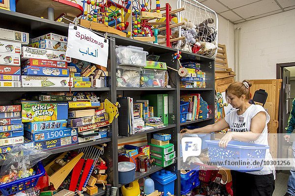 Warenhaus für Flüchtlinge mit Spielzeug der Freiwilligen Initiative Willkommen in Mülheim  Mülheim an der Ruhr  Nordrhein-Westfalen  Deutschland  Europa