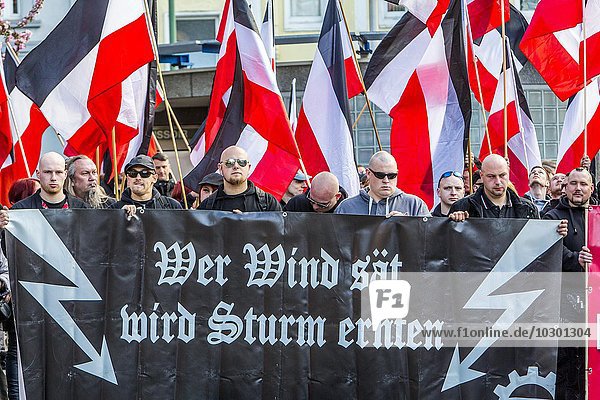 Demonstration  Aufmarsch von Rechtsextremen der Partei Die Rechte in Essen zum 1. Mai  mit Flagge Deutsches Reich  Essen  Nordrhein-Westfalen  Deutschland  Europa