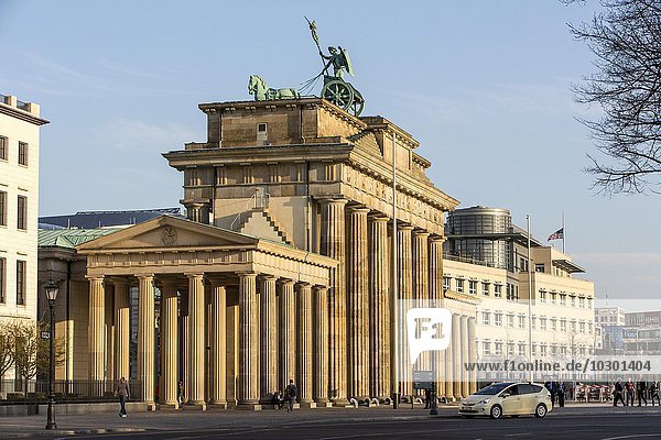 Brandenburger Tor  hinten US-Amerikanische Botschaft  Berlin  Deutschland  Europa