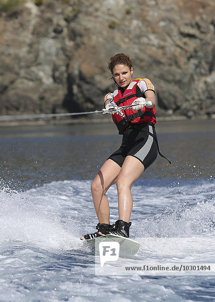 Junge Frau auf Wakeboard Çamyuva Provinz Antalya Türkei Asien