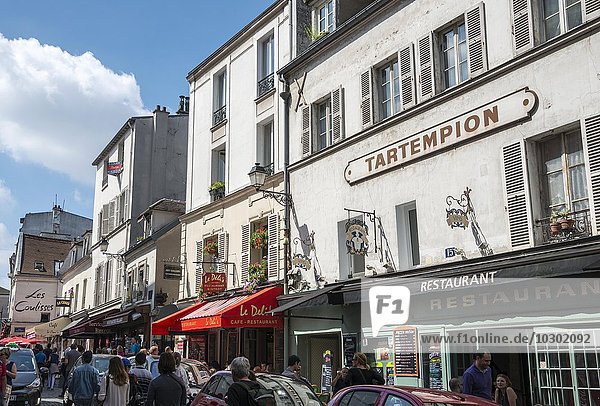 Restaurants und Menschen an einer Straße in Montmartre Paris Frankreich Europa