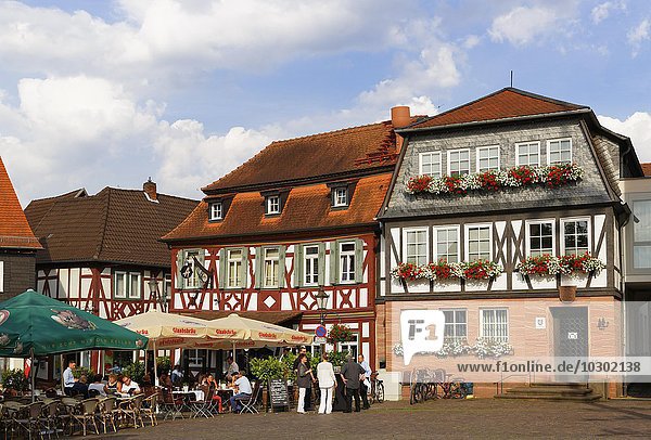 Fachwerkhäuser mit Restaurant Alte Schmiede am Marktplatz  Altstadt  Seligenstadt  Hessen  Deutschland  Europa