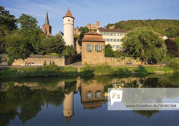 Fluss Tauber Kittsteintor Roter Turm Stadtkirche und Burgruine Wertheim Baden-Württemberg Deutschland Europa