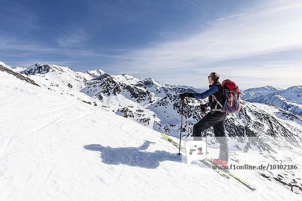 Skitourengeher beim Aufstieg auf die Madritschspitze im Butzental  Martelltal  hinten die Schöntaufspitze  Nationalpark Stilfserjoch  Ortlergruppe  Vinschgau  Südtirol  Trentino-Südtirol  Italien  Europa
