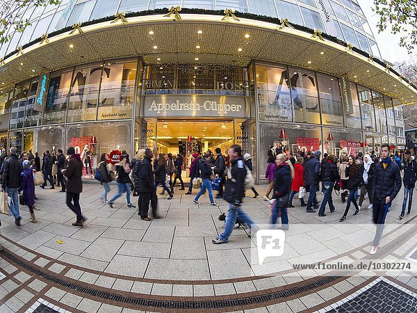 Menschen beim Einkaufen  Weihnachtseinkauf  Frankfurt am Main  Hessen  Deutschland  Europa