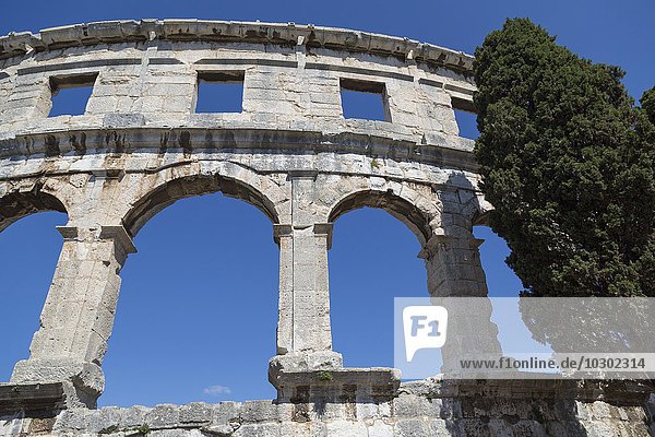 Römisches Amphitheater  römische Bögen  Detail  Pula  Istrien  Kroatien  Europa