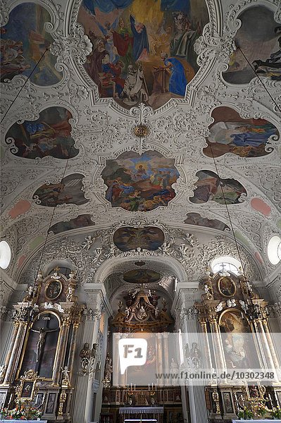 Deckenfresken und Altarraum der Spitalskirche  1700 gebaut  Innsbruck  Tirol  Österreich  Europa