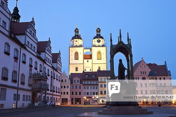 Marktplatz mit Stadtkirche St. Marien  Rathaus und Denkmal Philipp Melanchthon  Dämmerung  Lutherstadt Wittenberg  Sachsen-Anhalt  Deutschland  Europa