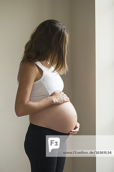 Schwangere Frau  die über die Zukunft nachdenkt