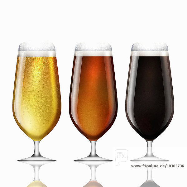 Reihe von Stielgläsern mit hellem  halbdunklem und dunklem Bier