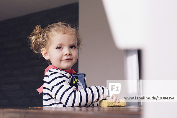Kleines Mädchen hilft bei der Hausarbeit  Porträt