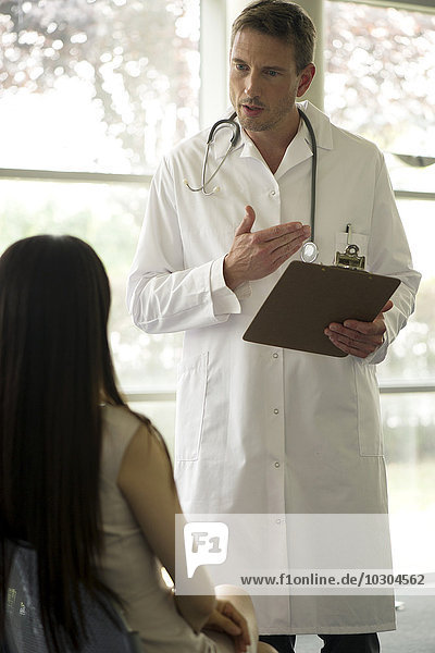 Arzt erklärt dem Patienten die Testergebnisse