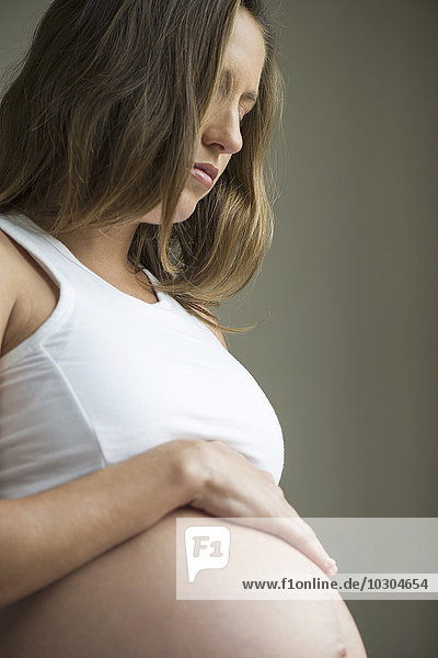 Frau streichelt schwangeren Bauch