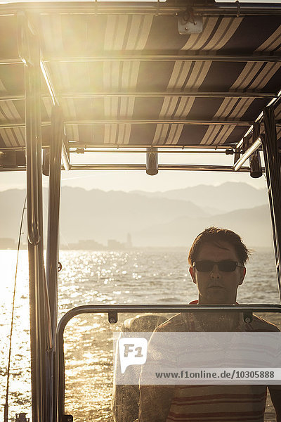 Mexiko  Puerto Vallarta  Mann auf einem Boot