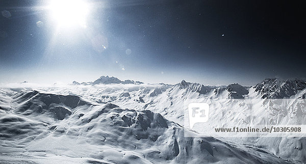 Österreich  Tirol  Ischgl  Berglandschaft im Winter im Gegenlicht