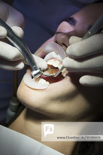 Zahnarzt  der den Mund des Patienten behandelt