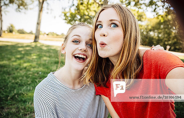 Zwei verspielte Teenager-Mädchen  die einen Selfie nehmen.