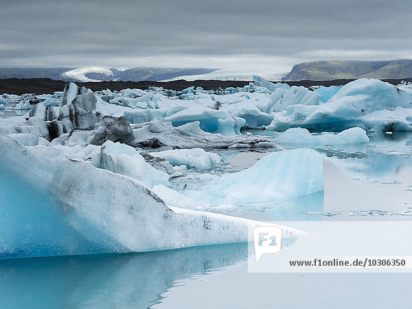 Gletschersee am Rande des Vatnajokull-Nationalparks am Kopf des Breidamerkurjokull-Gletschers  der entstand  nachdem der Gletscher begann  sich vom Rand des Atlantiks zurückzuziehen.