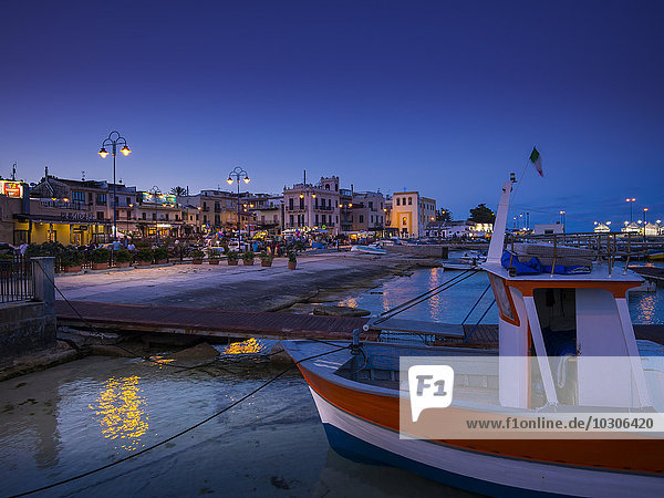 Italien  Sizilien  Provinz Palermo  Mondello  Hafen am Abend
