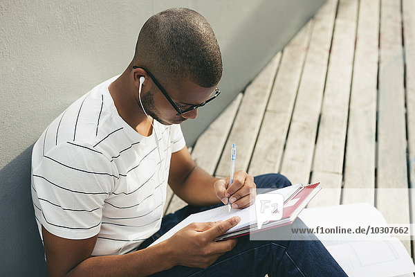 Junger Afroamerikaner studiert Sprache