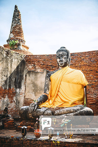 Thailand  Ayutthaya  Blick auf alte Buddha-Statue mit gelbem Tuch bedeckt