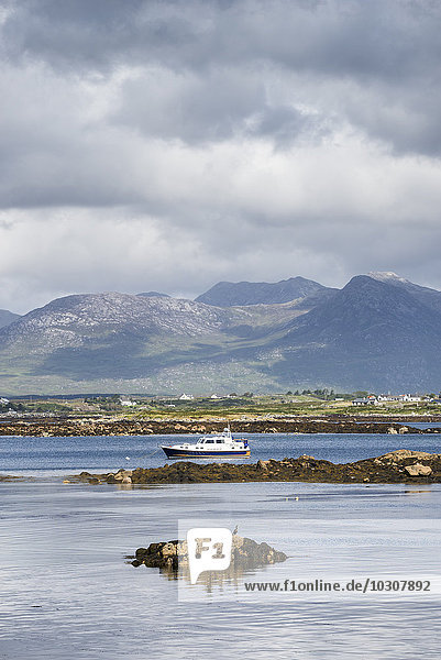 Irland  County Galway  Blick über Roundstone Bay auf die Twelve Pins Berge