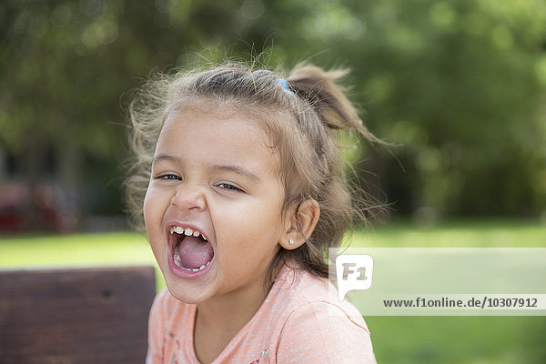 Porträt eines schreienden kleinen Mädchens im Park