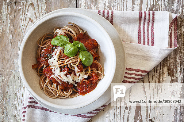 Schale mit Dinkel-Vollkorn-Spaghetti  Tomatensauce  Parmesan und Basilikum