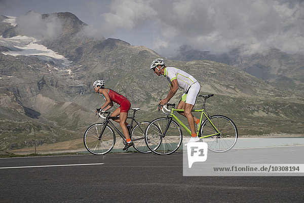 Schweiz  Engadin  zwei Radfahrer am Berninapass