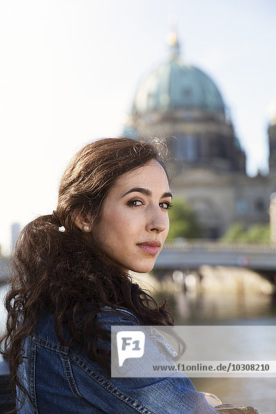 Deutschland  Berlin  Portrait einer jungen Touristin auf Städtereise