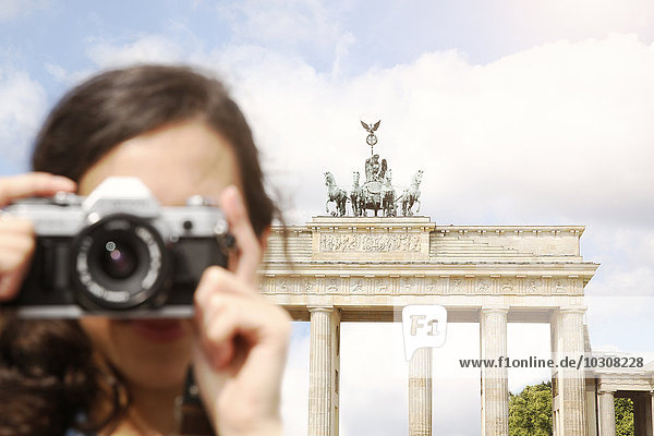 Deutschland  Berlin  Touristin vor dem Brandenburger Tor fotografiert Zuschauerin
