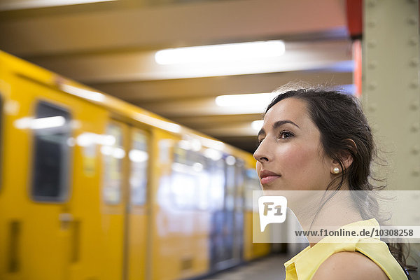 Deutschland  Berlin  junge Frau wartet im U-Bahnhof