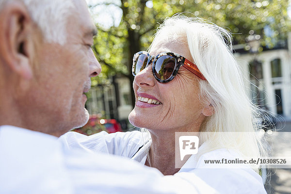 Niederlande  Amsterdam  glückliches Seniorenpaar umarmend