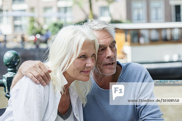 Niederlande  Amsterdam  Seniorenpaar im Freien