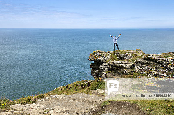 Vereinigtes Königreich  England  Cornwall  Tintagel  Nordküste  Tourist auf Felsen stehend