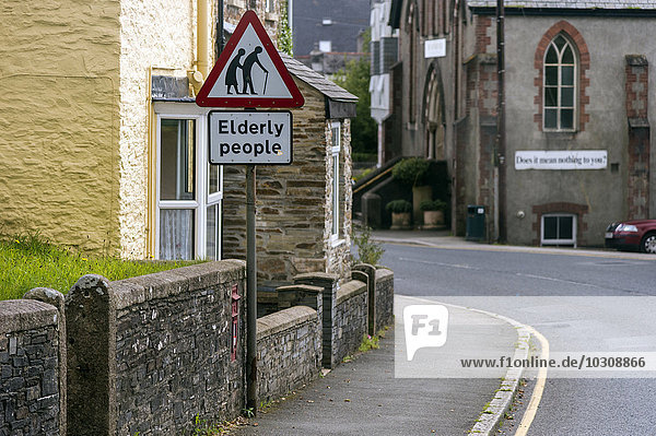 UK  Cornwall  St. Mellion  Warnschild mit älteren Menschen
