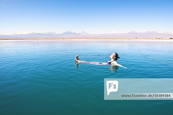 Chile  Atacama-Wüste  Frau im Salzsee Laguna Cejar schwimmend