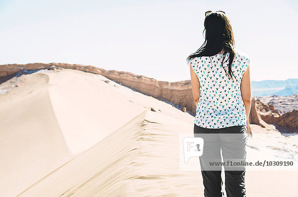 Chile  Atacama-Wüste  Frau auf großer Düne stehend  mit Blick auf die Aussicht
