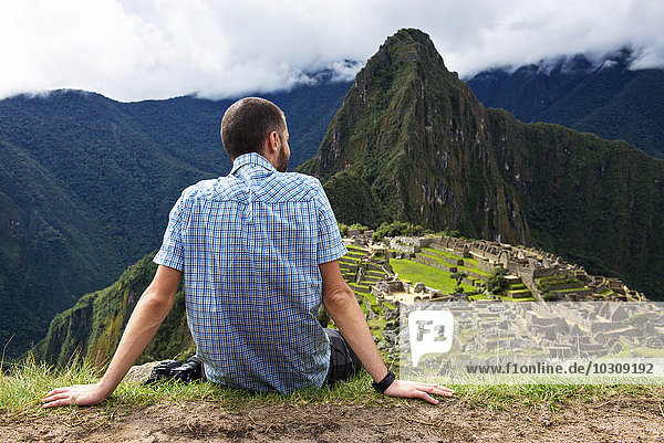 Peru  Machu Picchu region  Traveler looking at Machu Picchu citadel and Huayna mountain