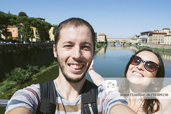 Italien  Florenz  glückliches Paar mit Ponte Vecchio im Hintergrund