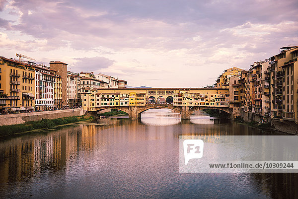 Italien  Florenz  Arno und Ponte Vecchio bei Sonnenuntergang
