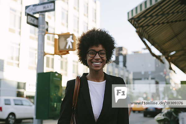 USA  New York City  Portrait einer lächelnden Geschäftsfrau mit Brille
