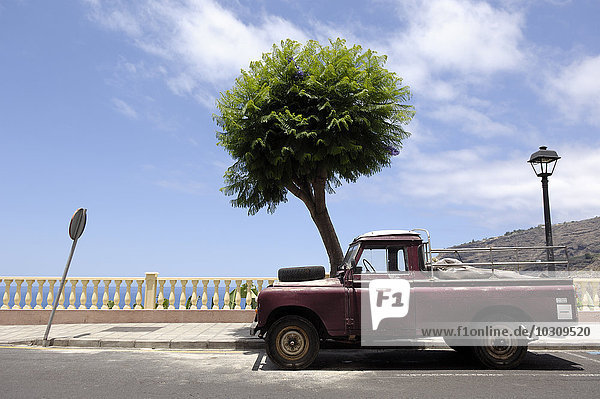Spanien  Kanarische Inseln  La Palma  alter Pick-up in Tazacorte