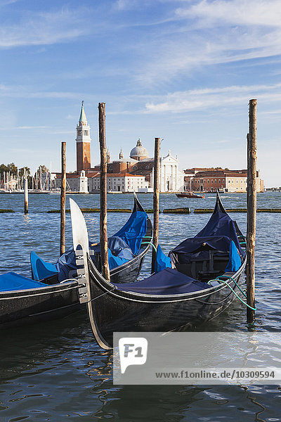 Italien  Venetien  Venedig  Blick zur Kirche San Giorgio Maggiore  Canale di San Marco  Gondeln