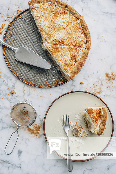 Apfelweinkuchen mit Sahne und Zimt