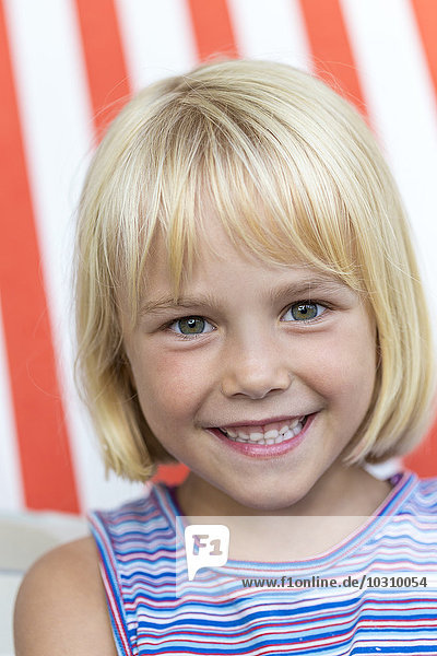 Porträt eines lächelnden blonden Mädchens