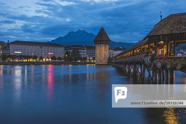 Schweiz  Luzern  Kapellbrücke am Abend  im Hintergrund Pilatusberg